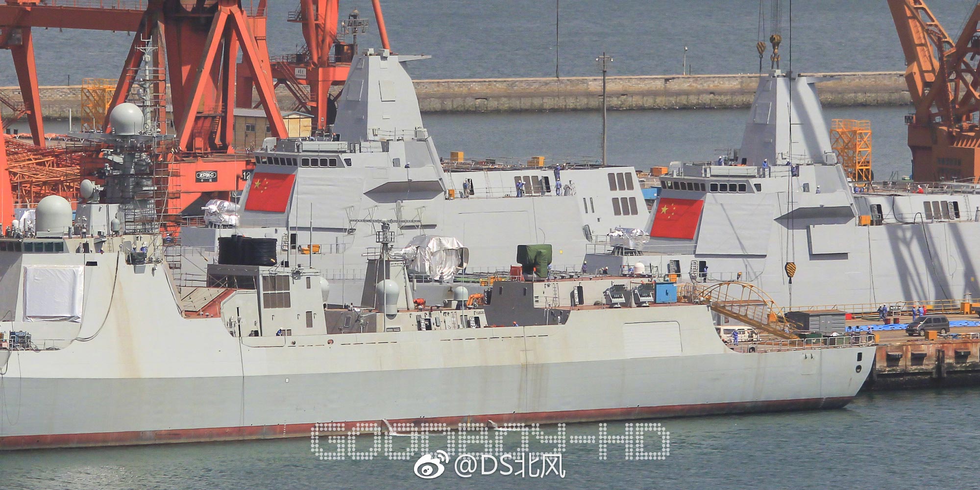 图为网友5月26日拍摄的在大连船厂一号船坞内的两艘055大驱。（感谢网友 DS北风 供图）（拖拽图片可查看大图）